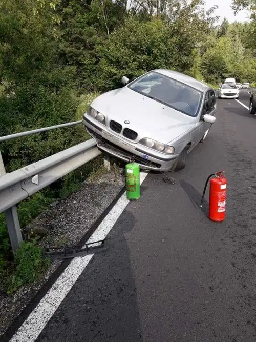 Z vozilom trčil v ogrado