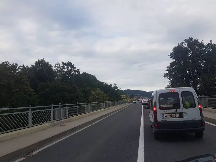 Prometna nesreča v križišču v Radljah