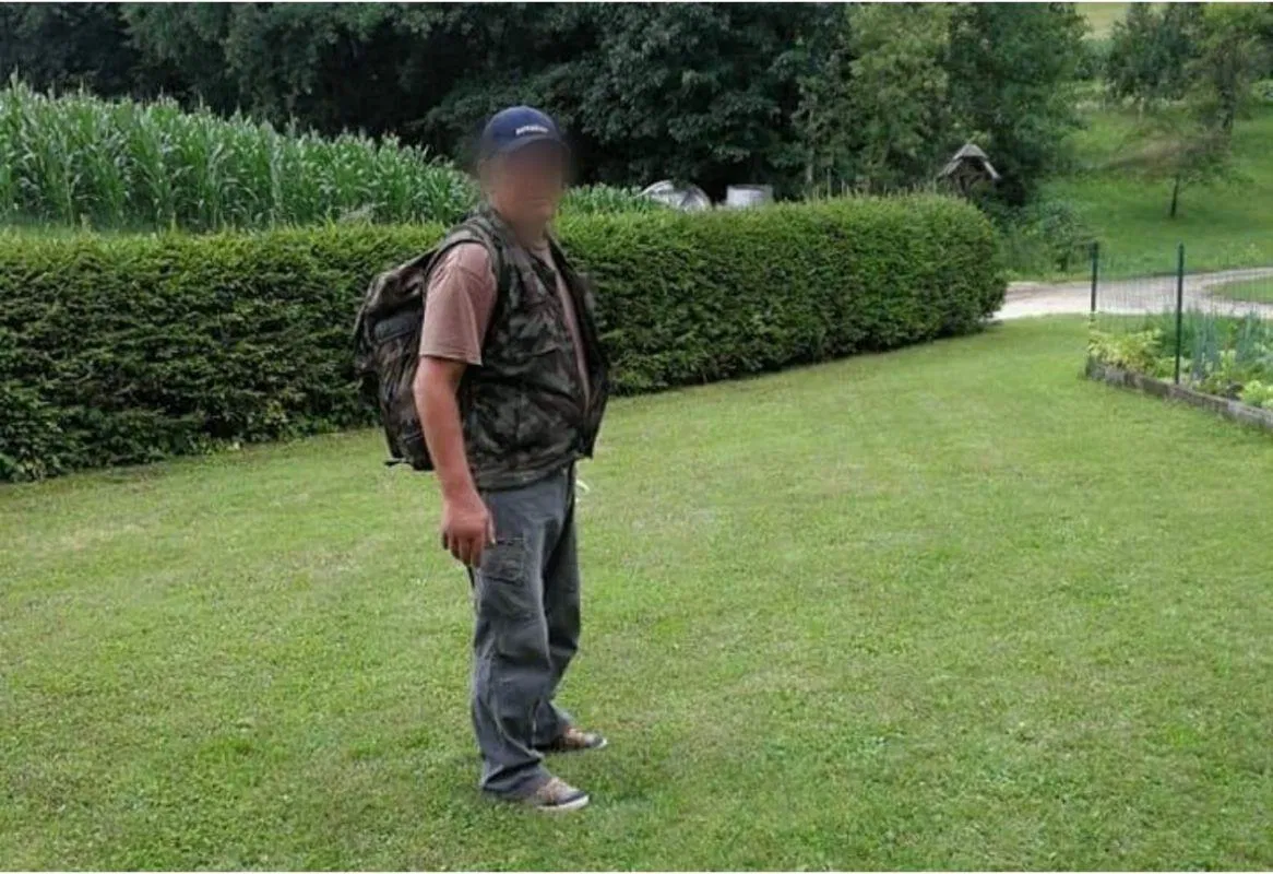 Klatež na Ravnah si v stanovanjih postregel s hrano, oblačili...