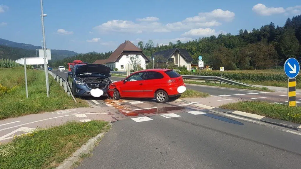 V nesreči na Muti dve osebi poškodovani