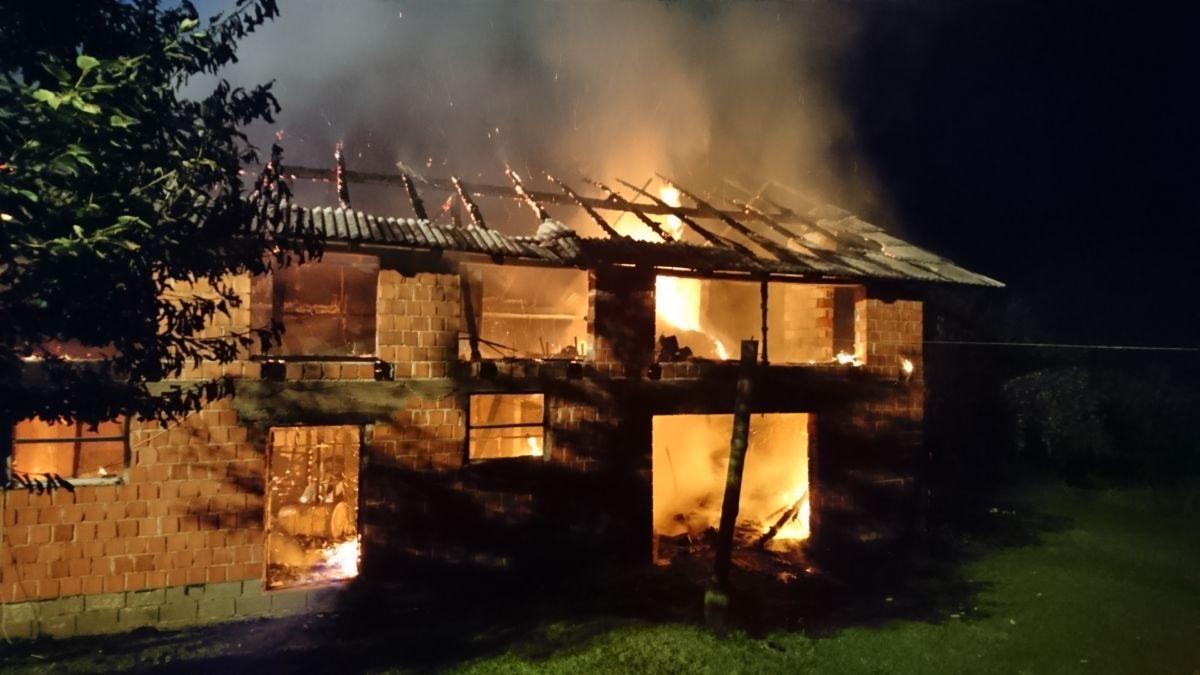 Zaradi udara strele v Vuzenici zagorelo gospodarsko poslopje