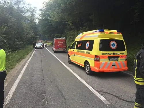 V nesreči poškodovan motorist