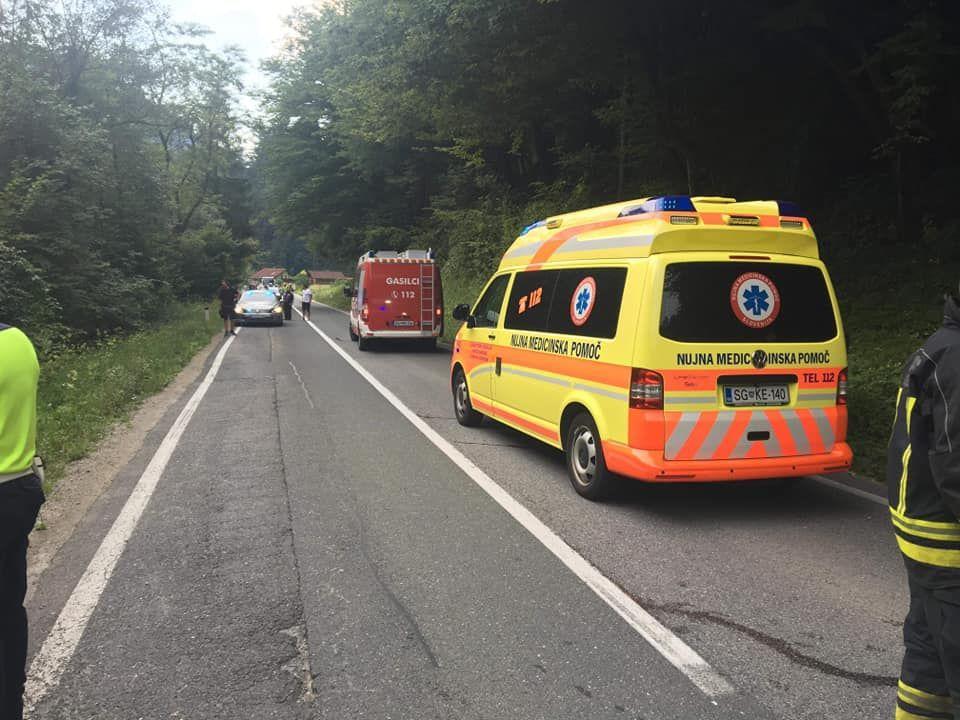 V nesreči poškodovan motorist