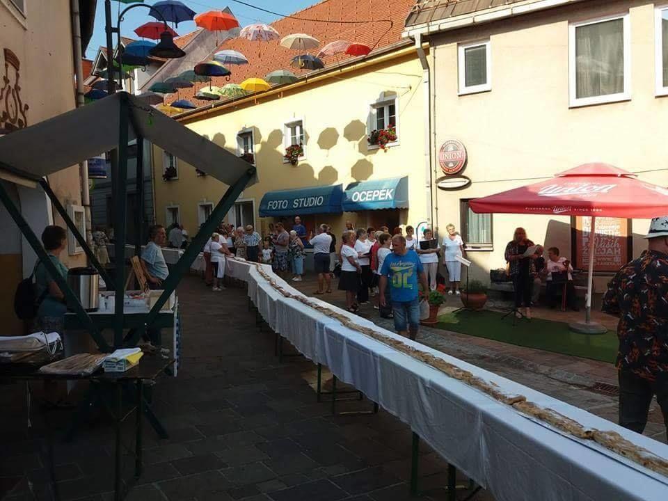 FOTO: Že tako pestro dogajanje na 17. Ravenskih dnevih danes dodatno popestril 120-metrski štrudl