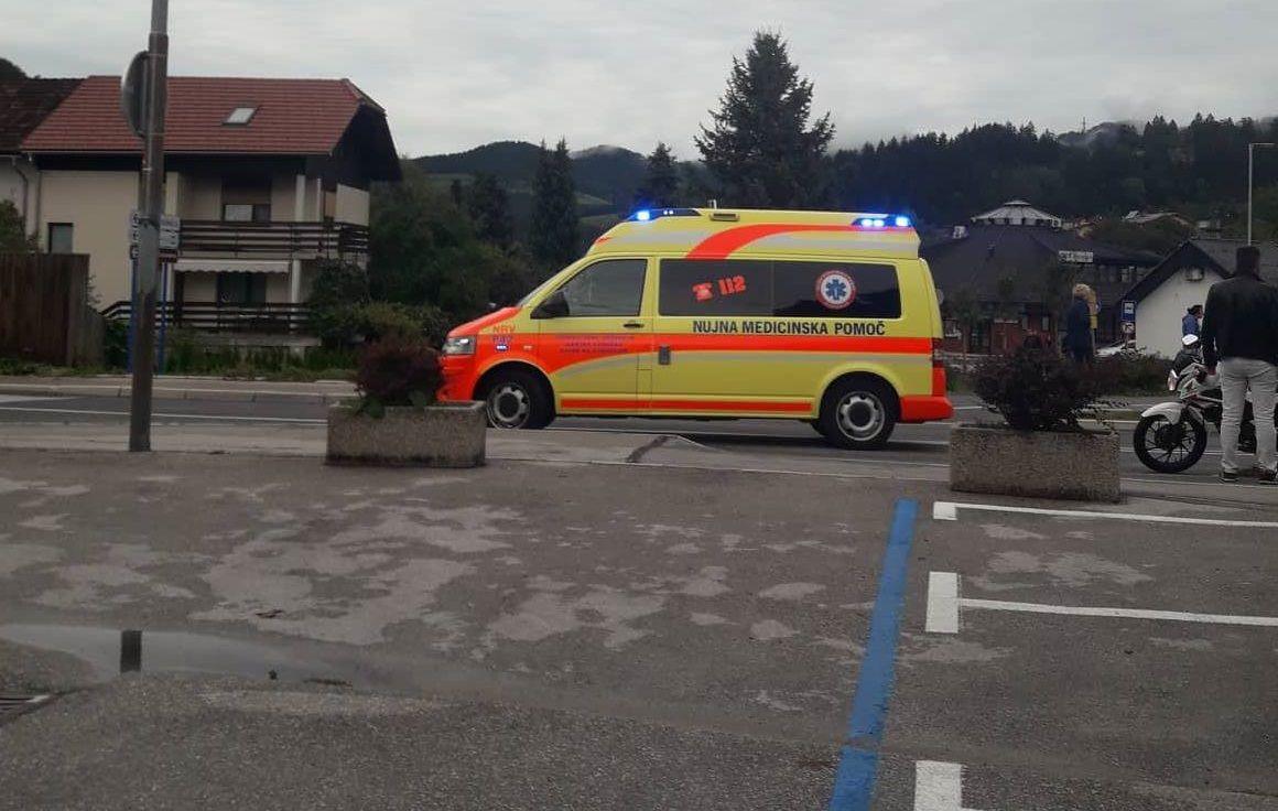 17-letni motorist hudo poškodovan v prometni nesreči