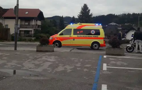 17-letni motorist hudo poškodovan v prometni nesreči