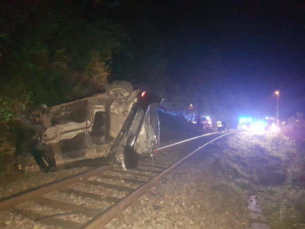 Osebno vozilo obstalo na boku na železniških tirih