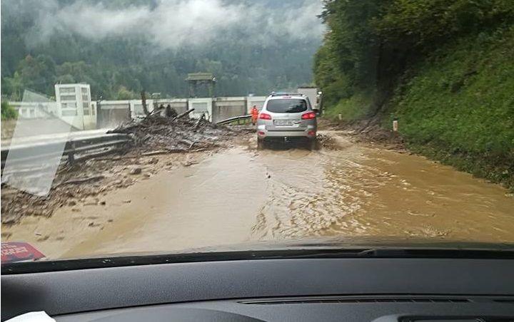 FOTO: Poplavljene ceste, podrta drevesa, voda zalivala objekte