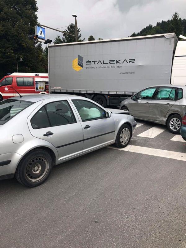 FOTO: V Mislinji trčili tovornjak in tri osebna vozila