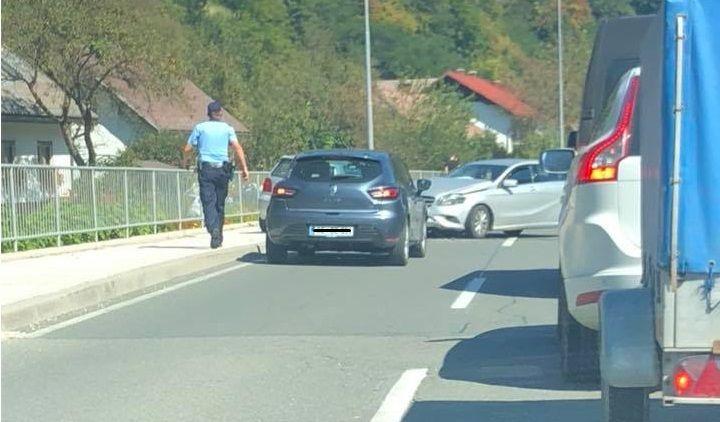 FOTO: Na Poljani trčili osebni vozili, štiri osebe poškodovane