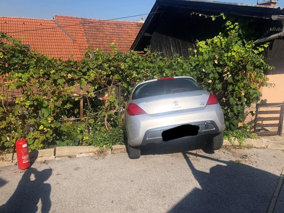 V Slovenj Gradcu voznica z osebnim vozilom zapeljala s cestišča