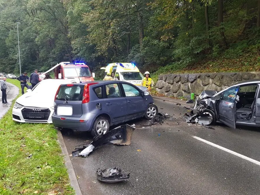 V sobotni nesreči štiri osebe huje poškodovane, trije lažje