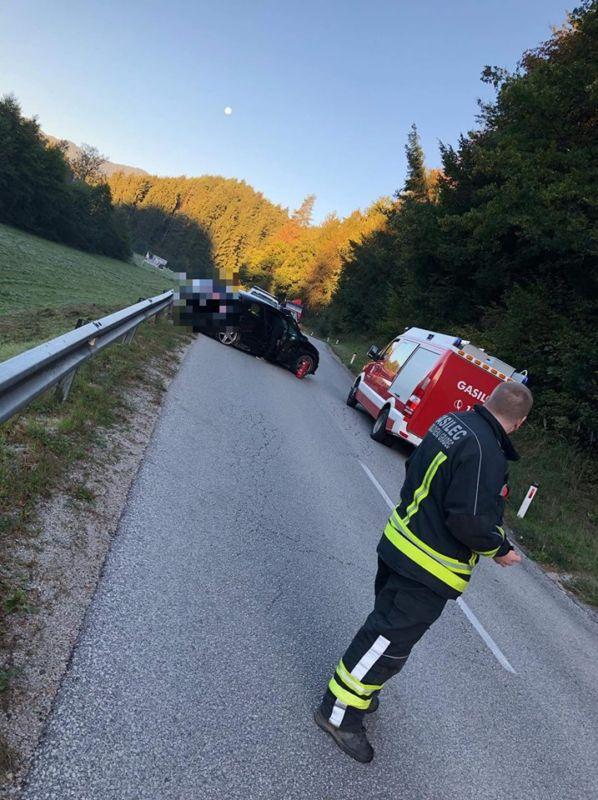 FOTO: V prometni nesreči na cesti Kotlje - Slovenj Gradec v jutranjih urah ena oseba poškodovana