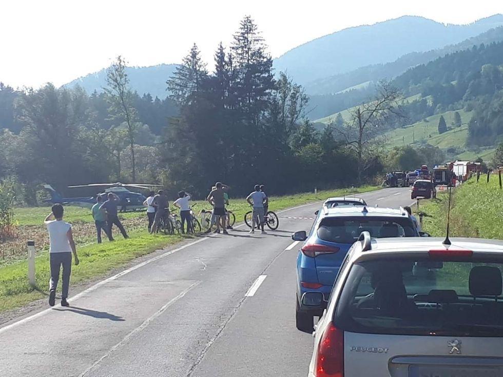 FOTO in VIDEO: V Zgornji Vižingi trčila osebno vozilo in motorist, dve osebi prepeljani s helikopterjem