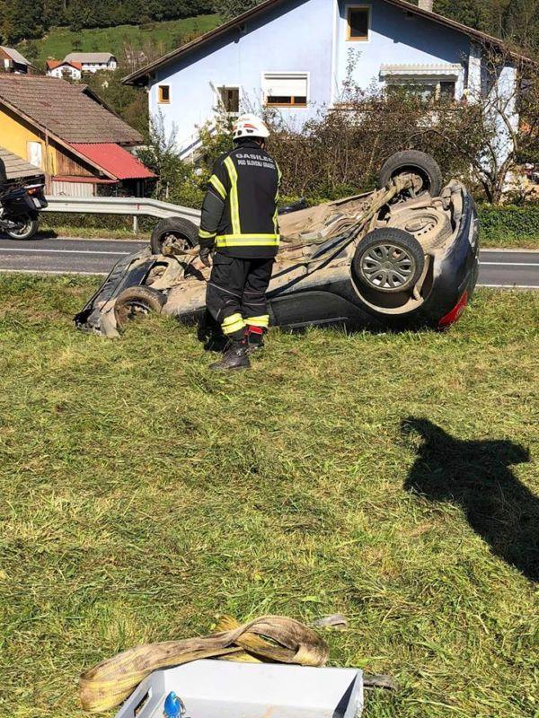 Zapeljala s ceste in se obrnila na streho