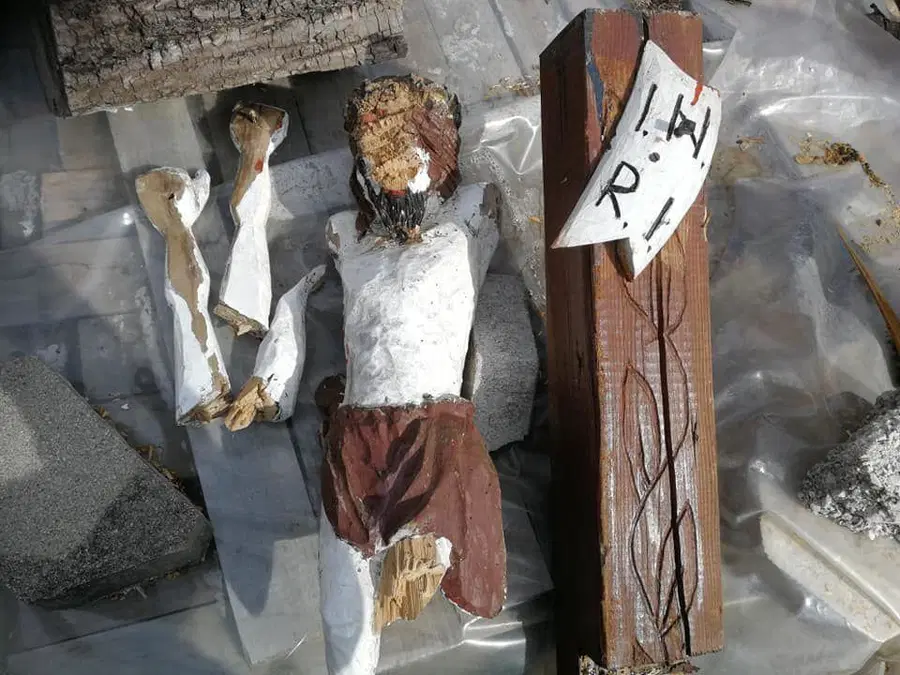 V Mežici so se vandali znesli nad Kristusom