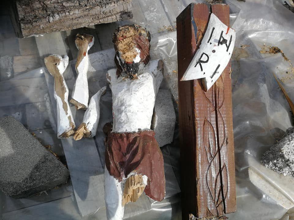 V Mežici so se vandali znesli nad Kristusom