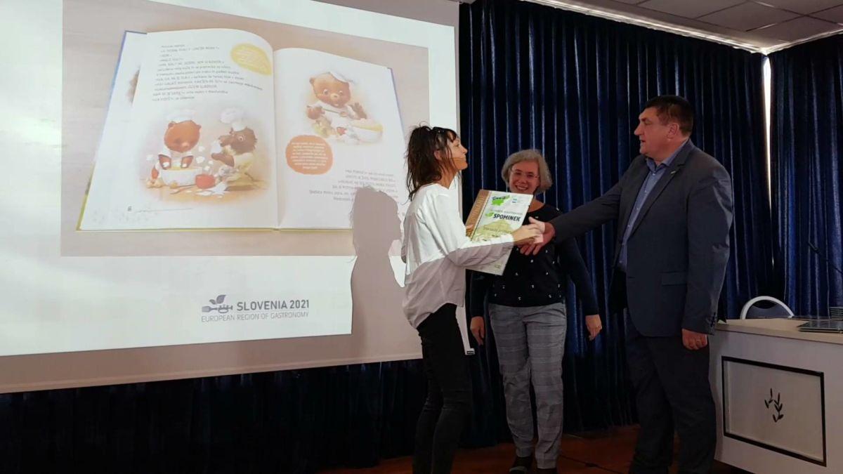 Slovenjgradčanka s slikanico prejela bronasto priznanje na Natečaju za izbiro kulinaričnih in gastronomskih spominkov v Alpski Sloveniji