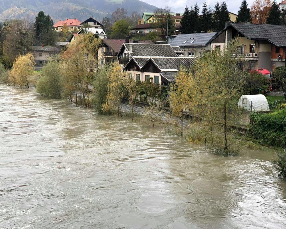 V Dravogradu umaknite predmete in avtomobile na višje ležeče površine