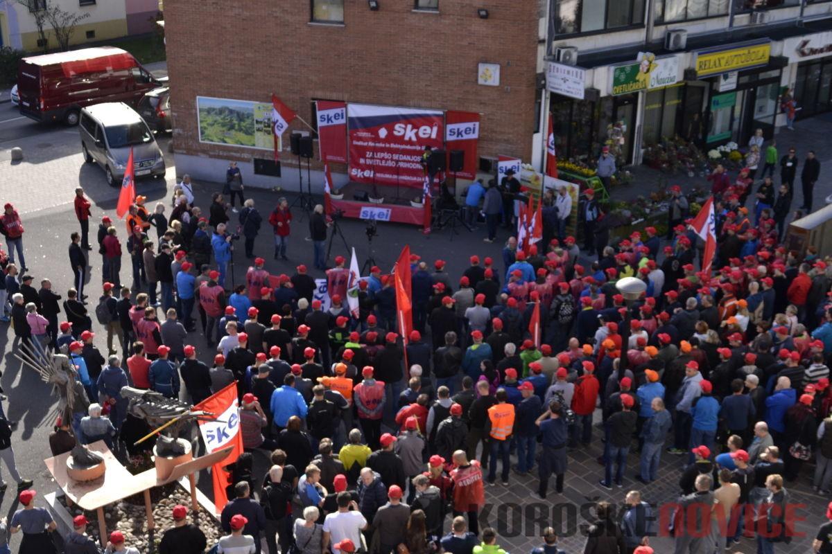VIDEO IN FOTO: Udeleženci protestnega shoda na Ravnah jasno izrazili svoje zahteve