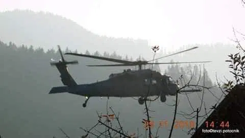 Območje mejnega prehoda Reht preletava helikopter, na poti tudi policisti
