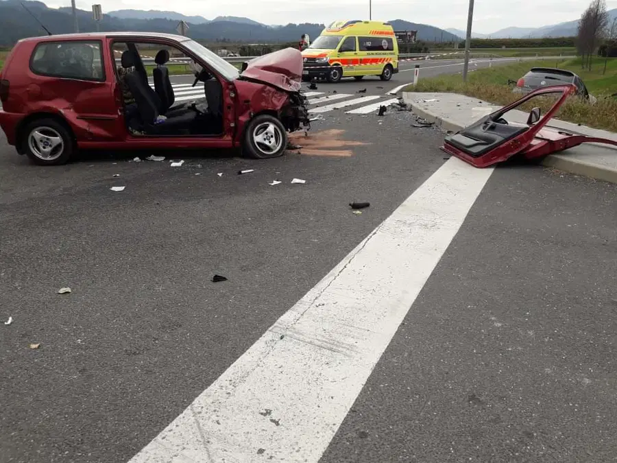 V prometni nesreči na radeljski obvoznici poškodovane štiri osebe