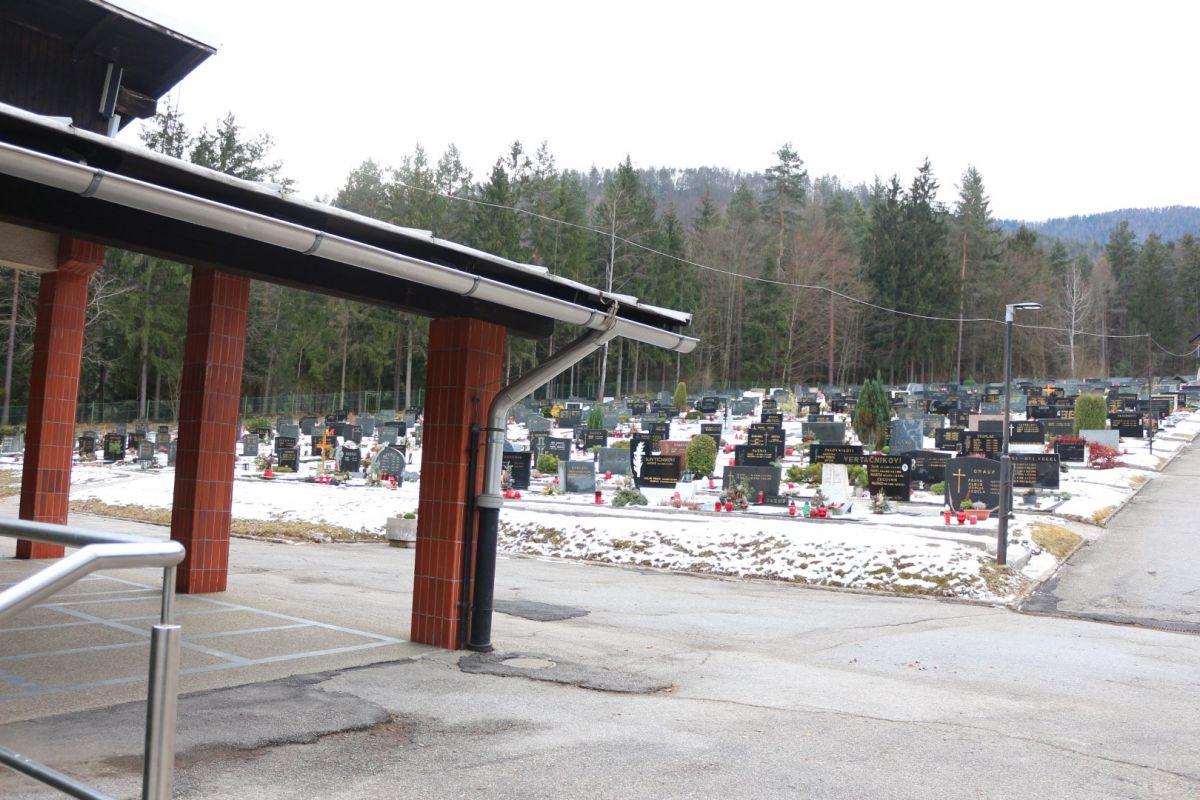 Trinajst izjem za prehajanje med občinami, tudi dostop do trgovin in nujno vzdrževanje groba