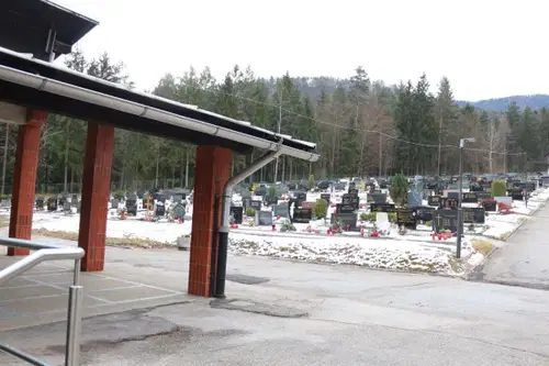Trinajst izjem za prehajanje med občinami, tudi dostop do trgovin in nujno vzdrževanje groba