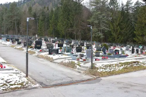 Ob 1. novembru na pokopališčih ne bo javnih molitev, nadškof Zore pozval k upoštevanju previdnostnih ukrepov