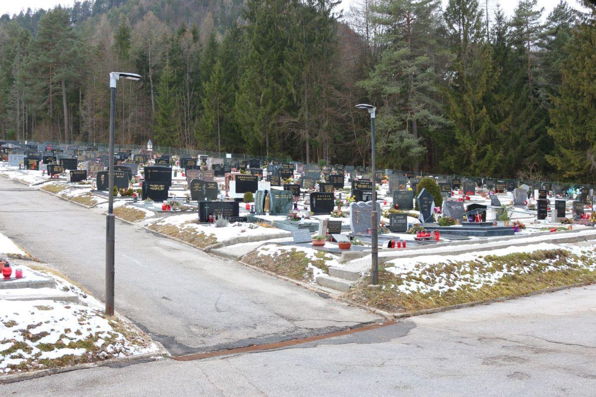 Ob 1. novembru na pokopališčih ne bo javnih molitev, nadškof Zore pozval k upoštevanju previdnostnih ukrepov