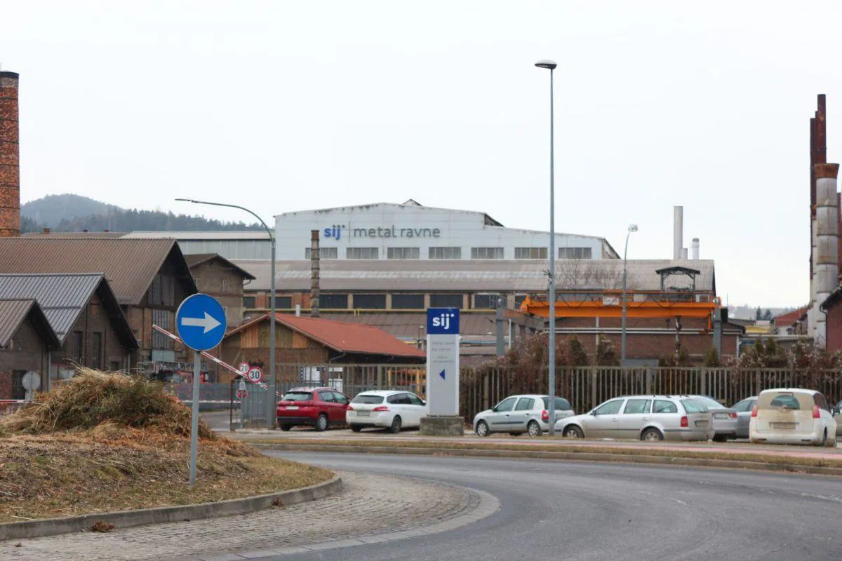 Napovedana dela v krožišču na Ravnah prestavljena