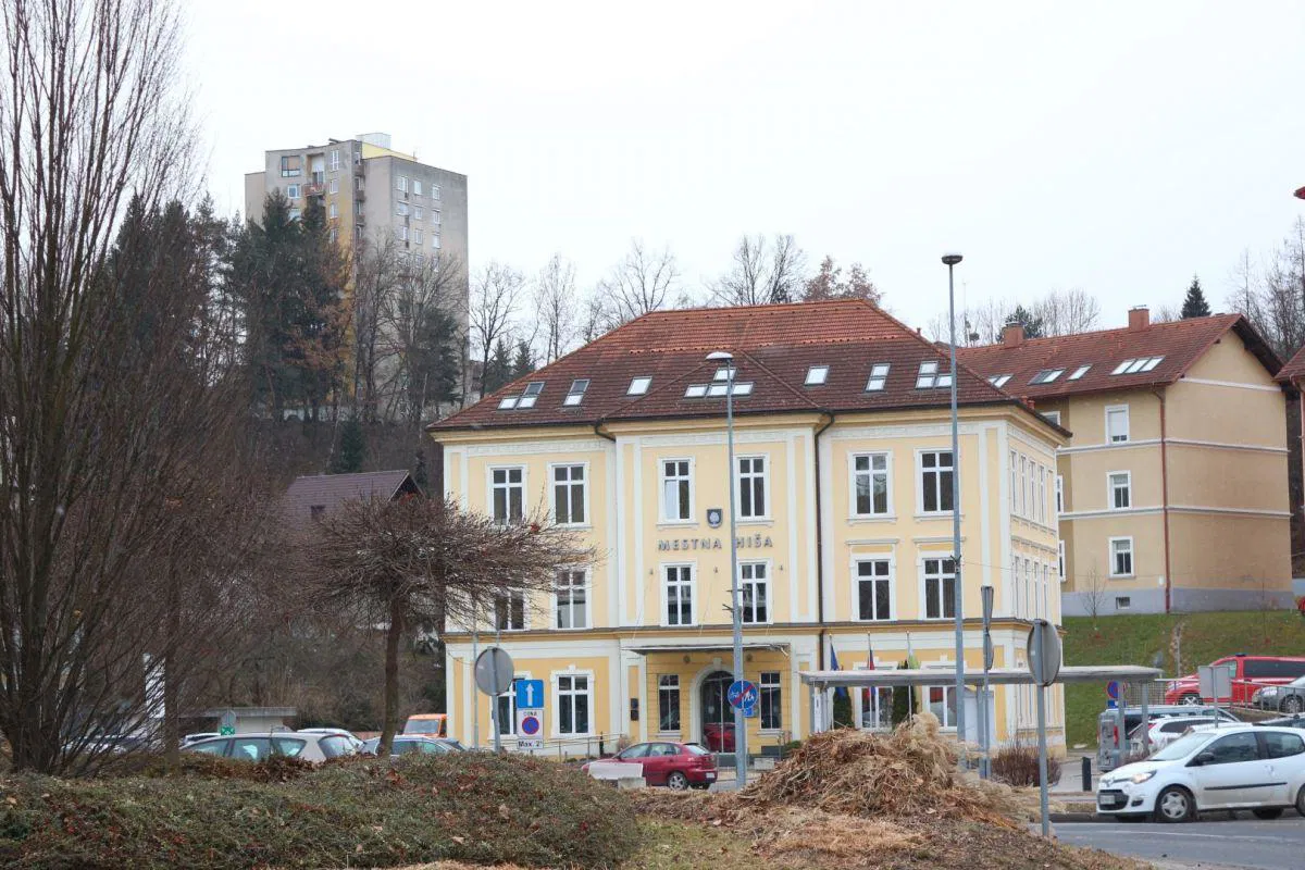 Novi primeri okužb na Ravnah na Koroškem povezani s primerom dan prej