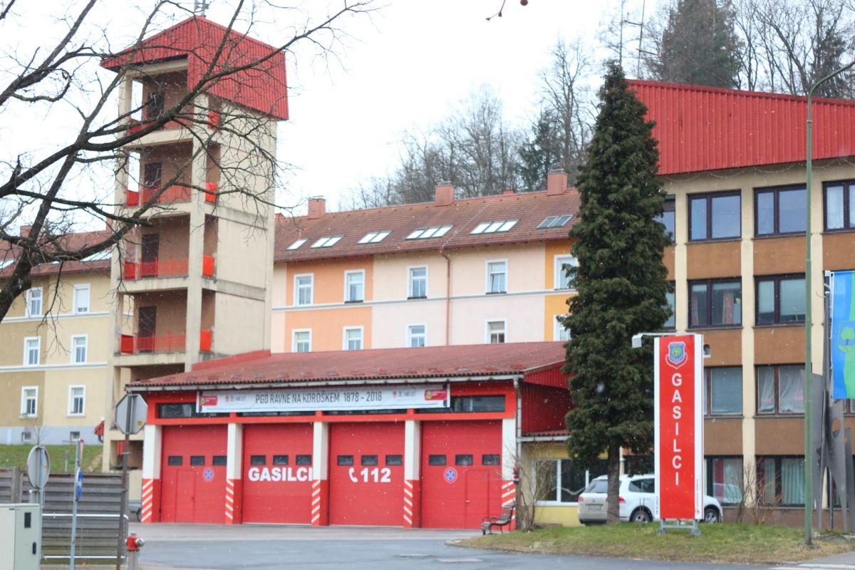 Na Ravnah zaradi vonja po plinu posredovali gasilci