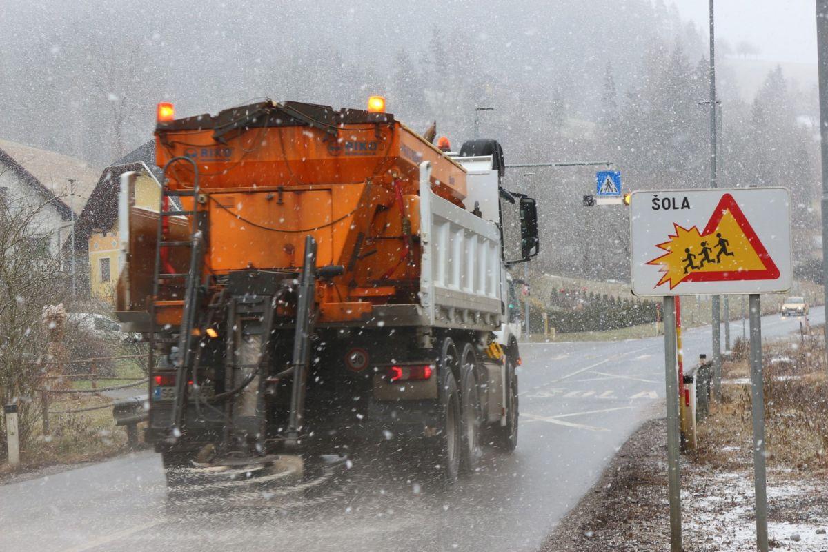 Razmere na cesti: Sneg se ponekod oprijema cestišča (FOTO)