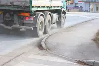 V trčenju tovornega in osebnega vozila na Dobrijah se je poškodovala ena oseba