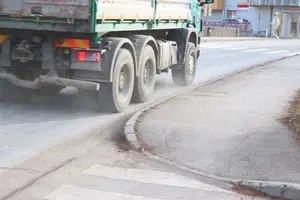 V trčenju tovornega in osebnega vozila na Dobrijah se je poškodovala ena oseba