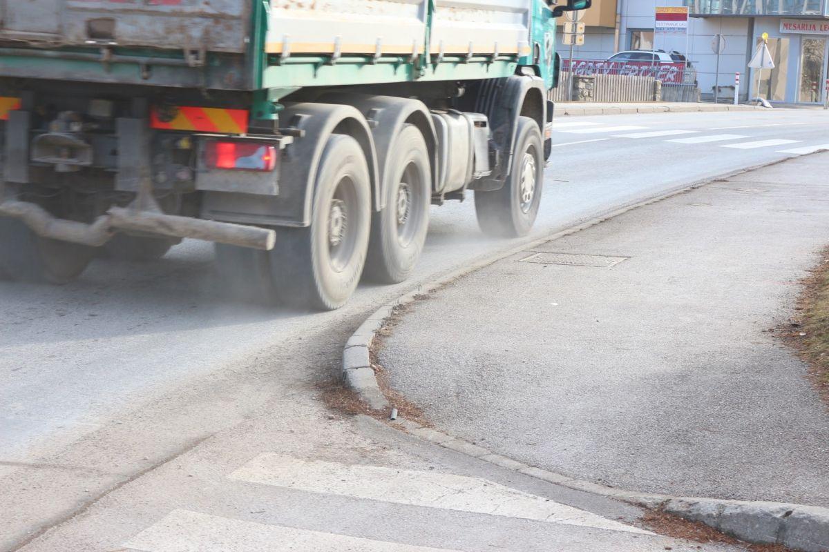 V Podvelki začasna prepoved prometa za vozila nad 7,5 ton