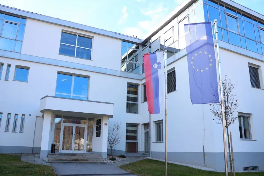 Poškodovani danes stopil v bran obtoženi poskusa uboja v Mežici