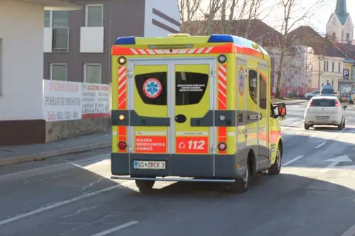V Dravogradu kombinirano vozilo zapeljalo s ceste. Poškodovanega voznika prepeljali v SB Celje