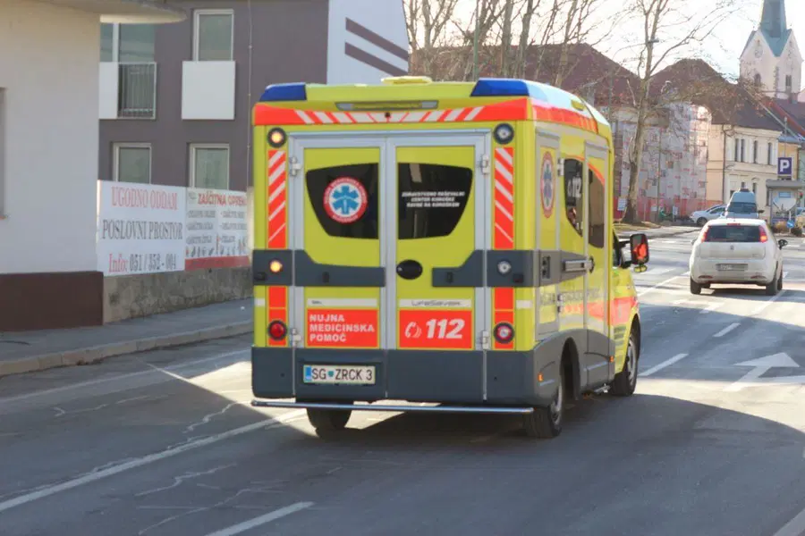 V celovško kliniko odpeljali 22-letnega Slovenca
