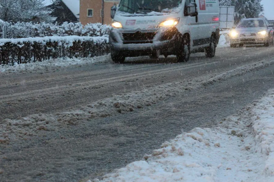 Padavine zajele večji del države, ponekod sneg in težave zaradi burje