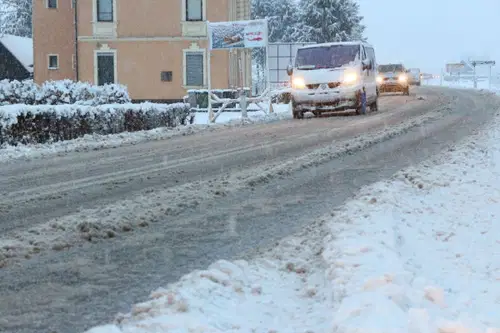 Petek prinaša sneg do nižin, močno sneženje bo oviralo promet, vmes bo tudi deževalo (FOTO)