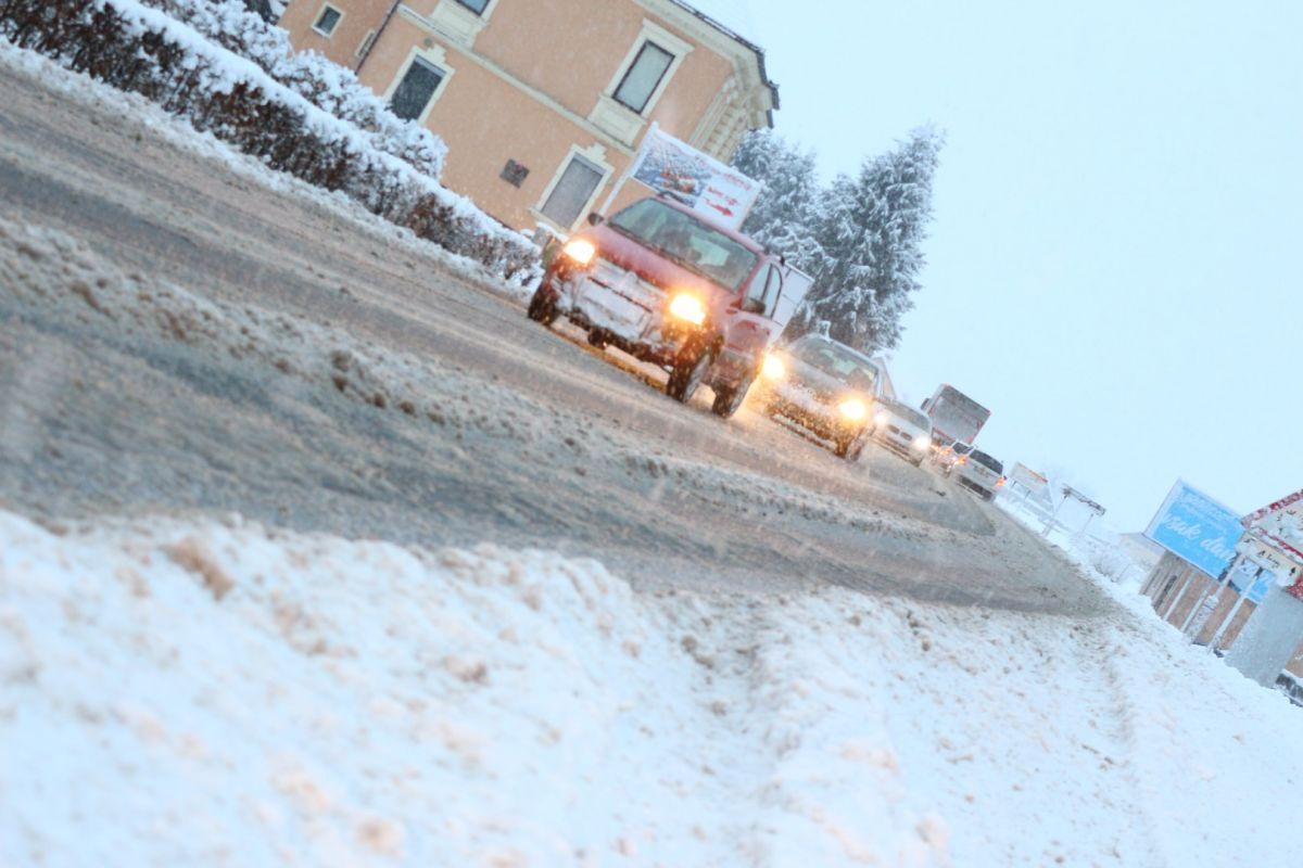 V teh krajih bo zapadlo največ snega. Ceste bodo marsikje zasnežene, največ težav gre pričakovati na Koroškem