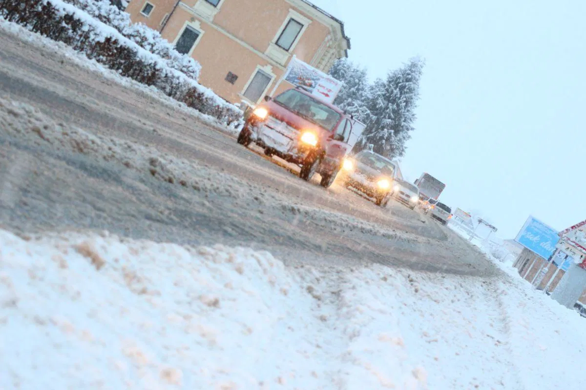 V teh krajih bo zapadlo največ snega. Ceste bodo marsikje zasnežene, največ težav gre pričakovati na Koroškem
