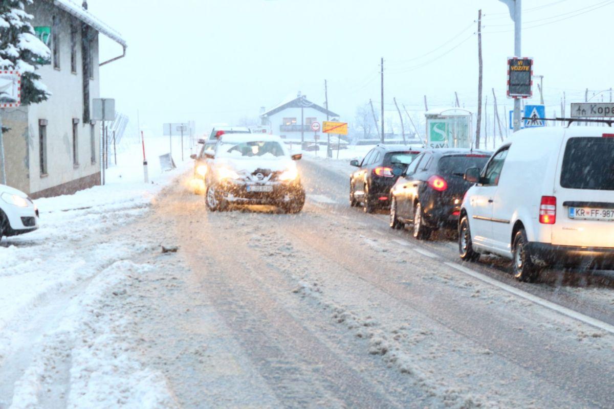 V sredo možne nevihte z nalivi. Močno sneženje bo povzročalo težave v prometu. Kje bo zapadlo največ snega?