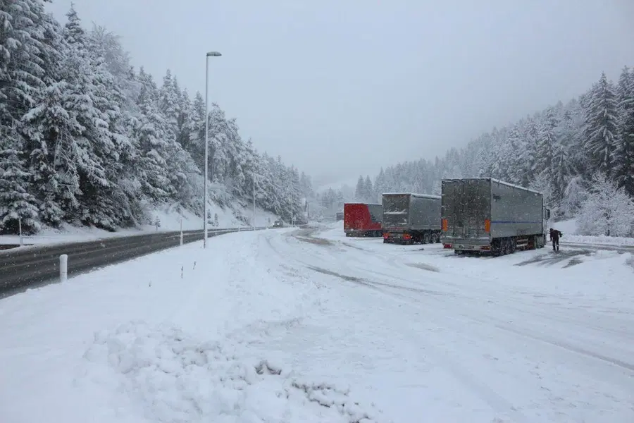 V torek marsikje sneg do nižin, vozne razmere bodo zahtevnejše. Koliko ga bo zapadlo na Koroškem?