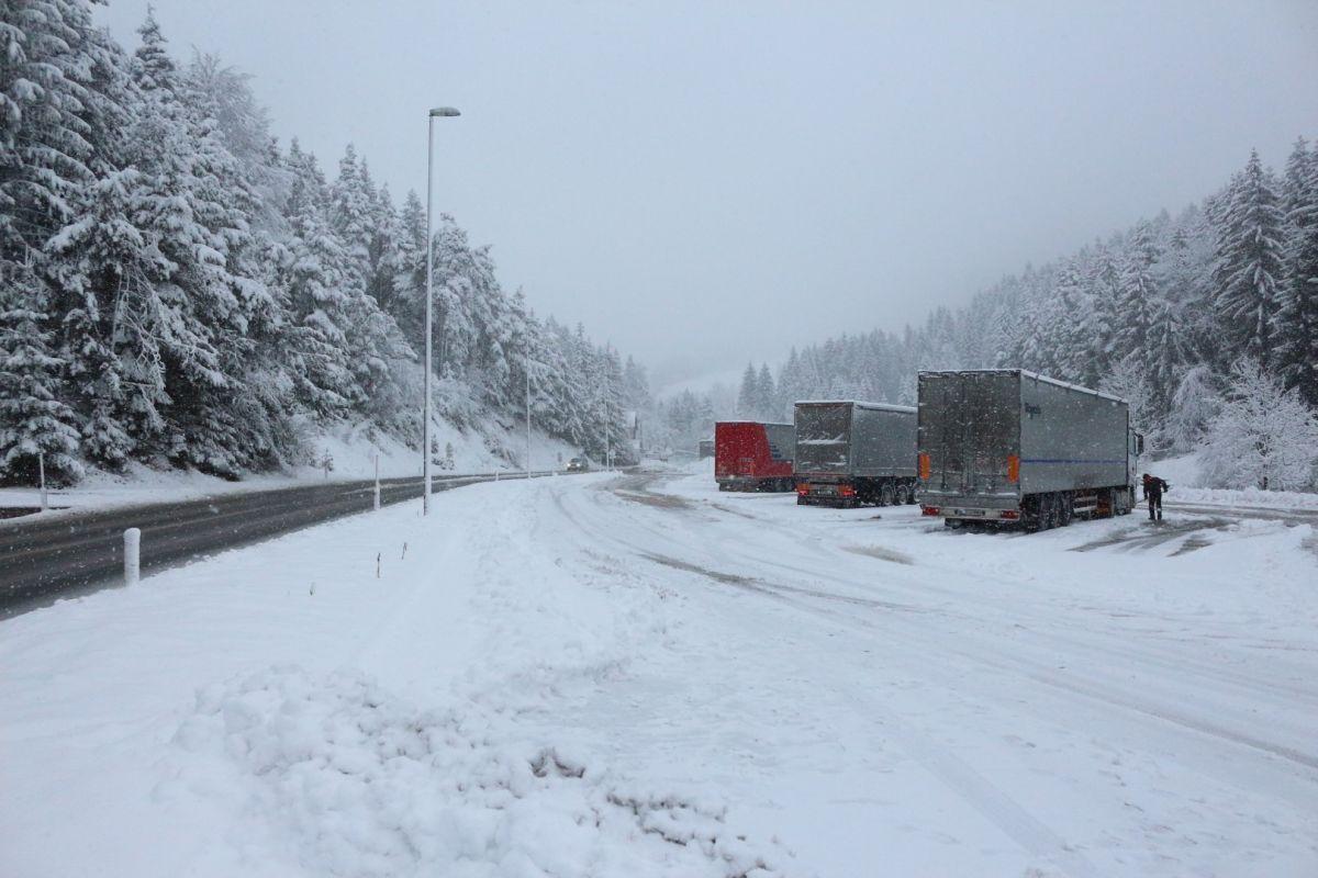 V torek marsikje sneg do nižin, vozne razmere bodo zahtevnejše. Koliko ga bo zapadlo na Koroškem?