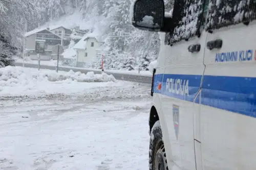 Mislinja: Po trčenju dveh vozil, poškodovano osebo prepeljali v SB Slovenj Gradec