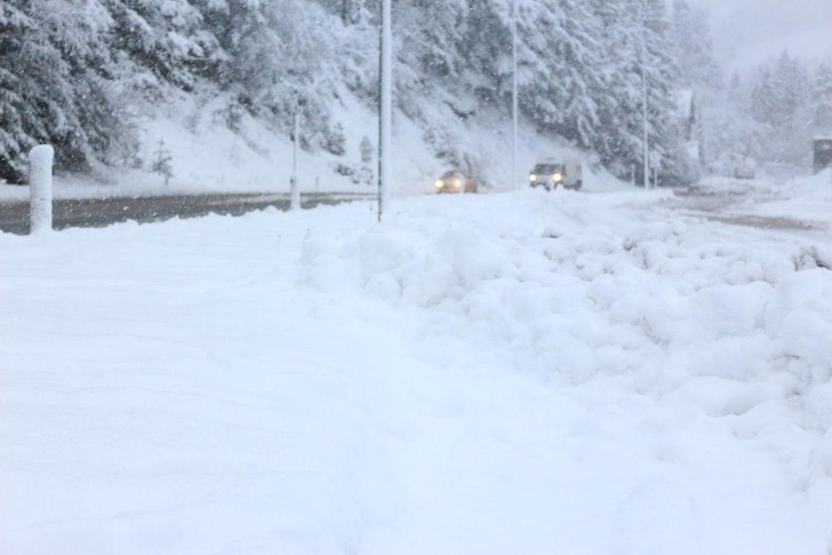 Največ novega snega je zapadlo na Gorenjskem in Notranjskem, ponekod motena dobava električne energije in poplave