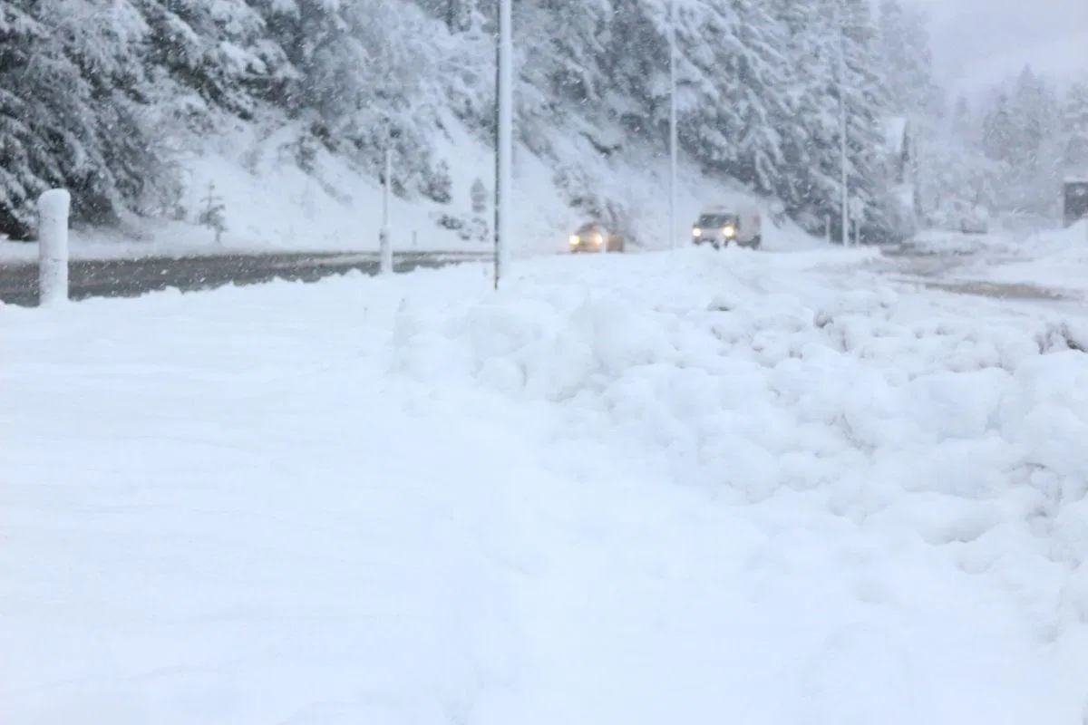 Največ novega snega je zapadlo na Gorenjskem in Notranjskem, ponekod motena dobava električne energije in poplave